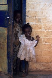 Archipel-des-Comores;-Enfants;-Fillette;-France;-Kaleidos;-Kaleidos-images;-La-parole-à-limage;-Laurent-Abad;-Mayotte;-Océan-Indien;-Porte;-Portrait;-Sourire;-Stories-Pictures;-Vie-quotidienne